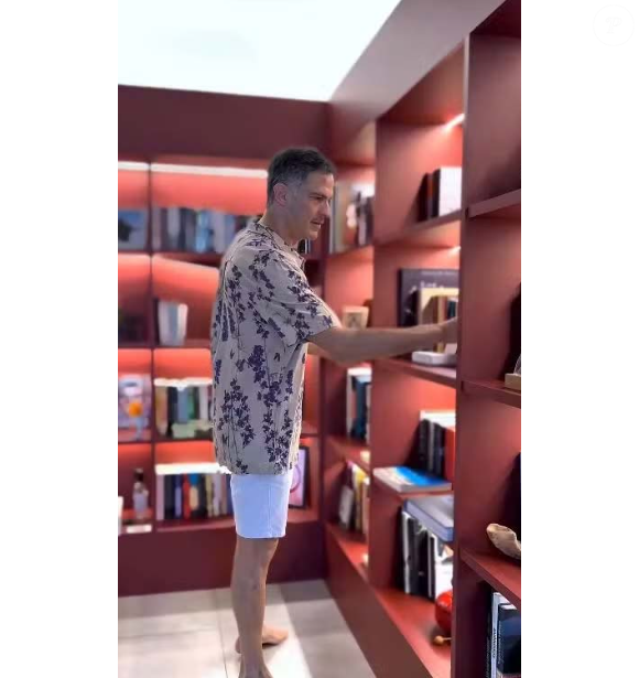A sala de jantar ganhou grande estante repleta de livros e objetos decorativos reforça o lado intelectual e artístico do ator.