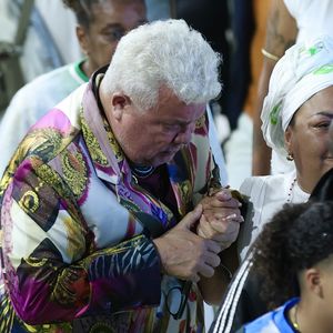 Milton Cunha se emocionou junto de Babi Cruz no velório de Arlindo Cruz