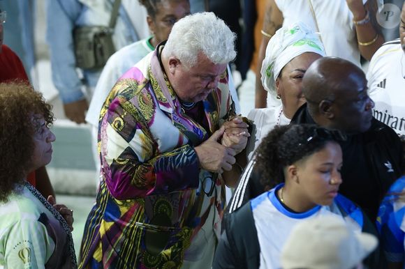 Milton Cunha se emocionou junto de Babi Cruz no velório de Arlindo Cruz