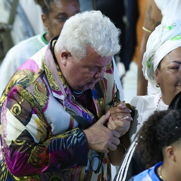 Milton Cunha se emocionou junto de Babi Cruz no velório de Arlindo Cruz