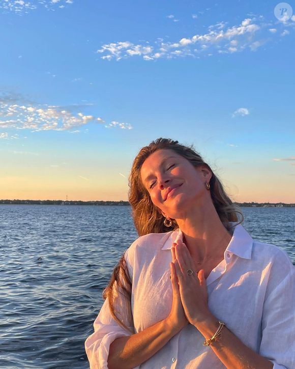 Gisele Bündchen escolheu um modelo tradicional de biquíni nas cores cinza e branco para renovar o bronzeado