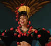 Anitta e Carmen Miranda pertencem a gerações diferentes, mas compartilham uma trajetória de internacionalização da cultura brasileira por meio da música e da imagem