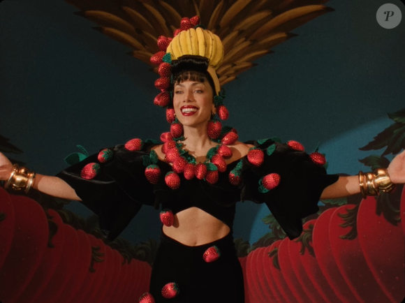 Anitta e Carmen Miranda pertencem a gerações diferentes, mas compartilham uma trajetória de internacionalização da cultura brasileira por meio da música e da imagem