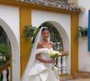 Jakelyne Oliveira apostou no tradicional e se casou com um vestido branco longo, com direito a grinalda e buquê