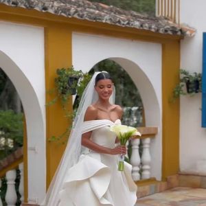 Jakelyne Oliveira apostou no tradicional e se casou com um vestido branco longo, com direito a grinalda e buquê
