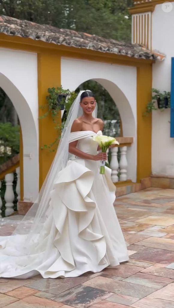 Jakelyne Oliveira apostou no tradicional e se casou com um vestido branco longo, com direito a grinalda e buquê