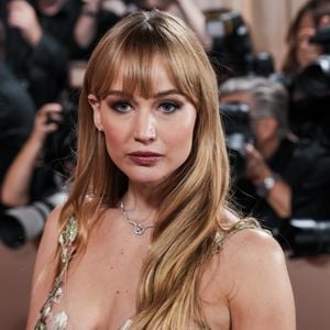 Jennifer Lawrence foi criticada após contar que utilizou uma pedra considerada sagrada para aliviar uma coceira durante as filmagens de ‘Jogos Vorazes’