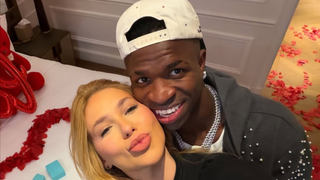 ‘Longe dos segredos, mas muito perto da mídia': pedido de namoro de Vini Jr. e Virgínia vira manchete em famoso jornal na Espanha