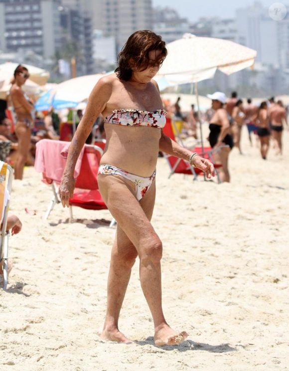 Na ocasião onde surgiram os primeiros registros de Betty usando biquíni, ela reclamou: 'Saia da água com os cabelos revirados e o biquíni torto'.