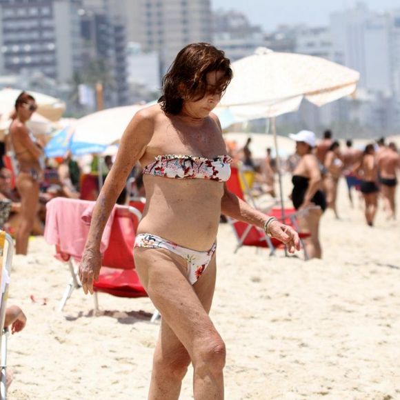 Na ocasião onde surgiram os primeiros registros de Betty usando biquíni, ela reclamou: 'Saia da água com os cabelos revirados e o biquíni torto'.