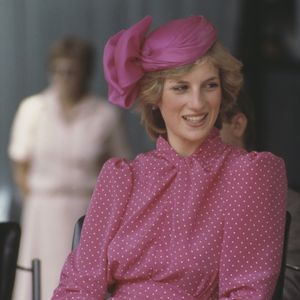 Princesa Diana apostava em tons de rosa mais fortes para indicar firmeza e potência diante de eventos e celebrações importantes pelo mundo.