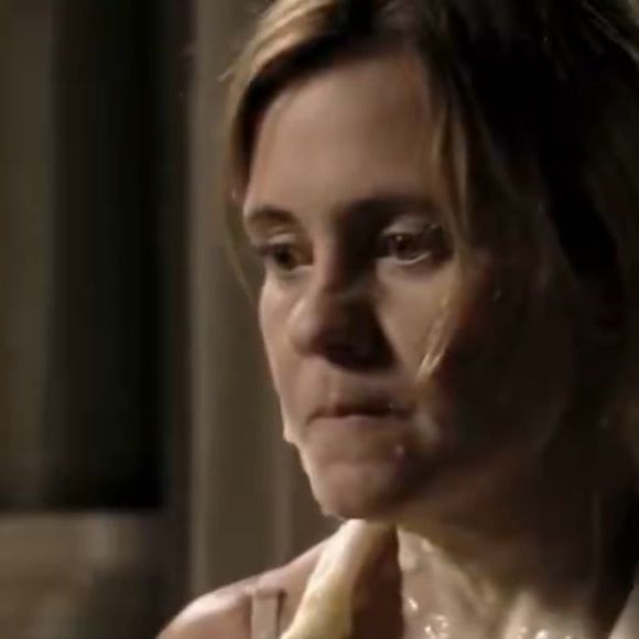 Parte da direção da Globo defende que Carminha, vilã de Adriana Esteves na novela 'Avenida Brasil’ apareça nos capítulos finais de 'Três Graças'