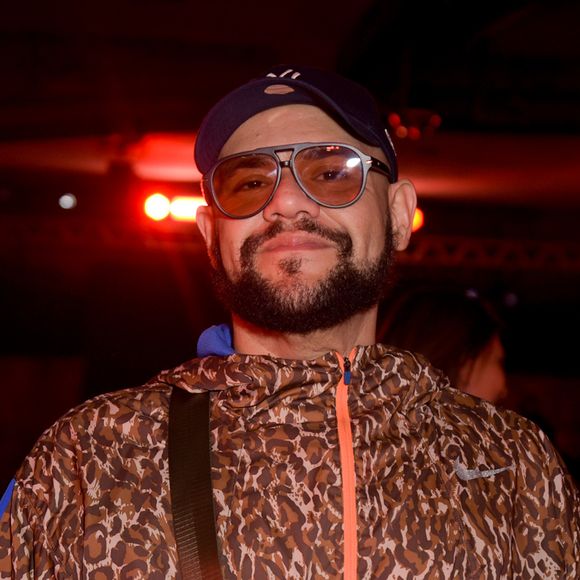 “Mano, vocês não têm noção do que fizeram. Algum escroto do caral** apagou todas as músicas da playlist e colocou só faixas de um cantor que ninguém conhece”, lamentou Gominho, visivelmente indignado.