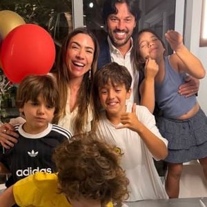 Filho de Rebeca Abravanel e Alexandre Pato 'invadiu' foto de Patricia Abravanel com o marido e os 3 filhos, Pedro, Jane e Senor