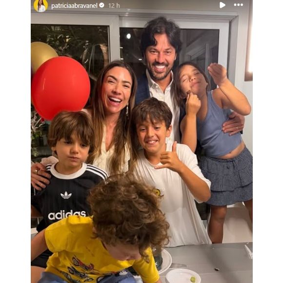Filho de Rebeca Abravanel e Alexandre Pato 'invadiu' foto de Patricia Abravanel com o marido e os 3 filhos, Pedro, Jane e Senor