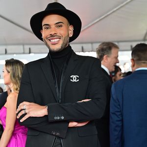 O tecido com leve brilho confere um ar glamouroso, ideal para red carpets ou eventos noturnos. O toque fashionista do Jurado da 55ª edição do Troféu Imprensa, ficou por conta dos acessórios discretos (incluindo um broche da Chanel) e da escolha por manter a paleta monocromática — um truque de styling infalível para alongar a silhueta.