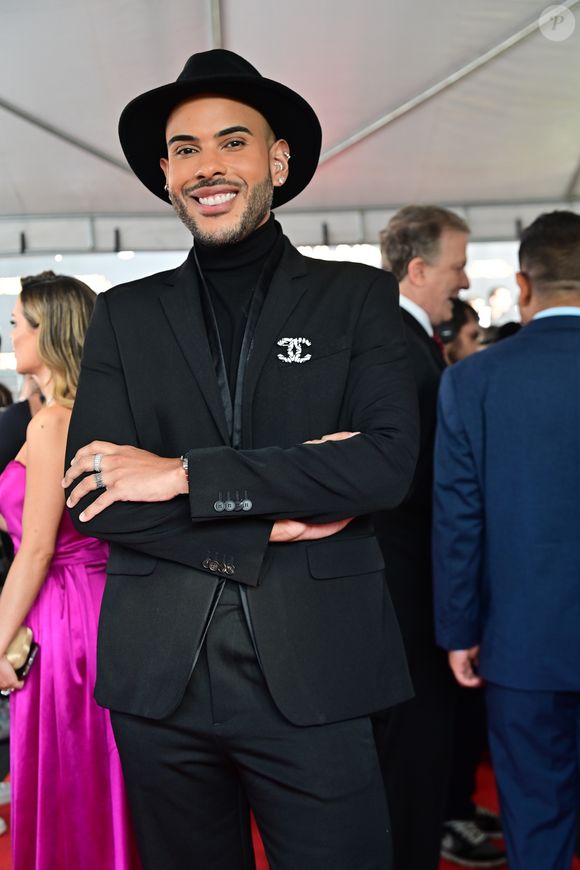 O tecido com leve brilho confere um ar glamouroso, ideal para red carpets ou eventos noturnos. O toque fashionista do Jurado da 55ª edição do Troféu Imprensa, ficou por conta dos acessórios discretos (incluindo um broche da Chanel) e da escolha por manter a paleta monocromática — um truque de styling infalível para alongar a silhueta.