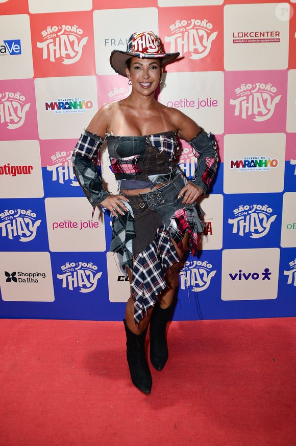 Valesca Popozuda elegeu um look cheio de retalhos e tecidos em xadrez para o evento