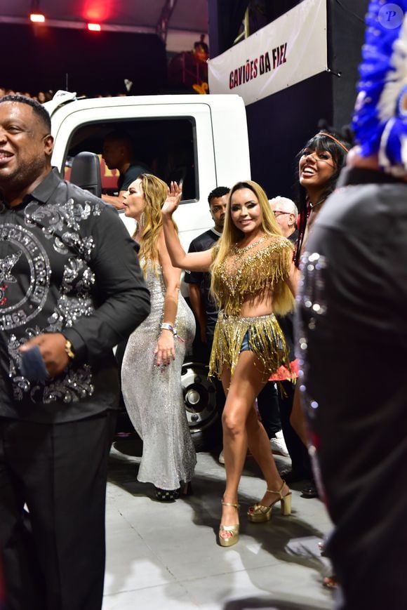 Ana Beatriz Godoi, rainha de bateria da Rosas de Ouro, desfilou junto ao carro de som da Gaviões da Fiel no carnaval 2026