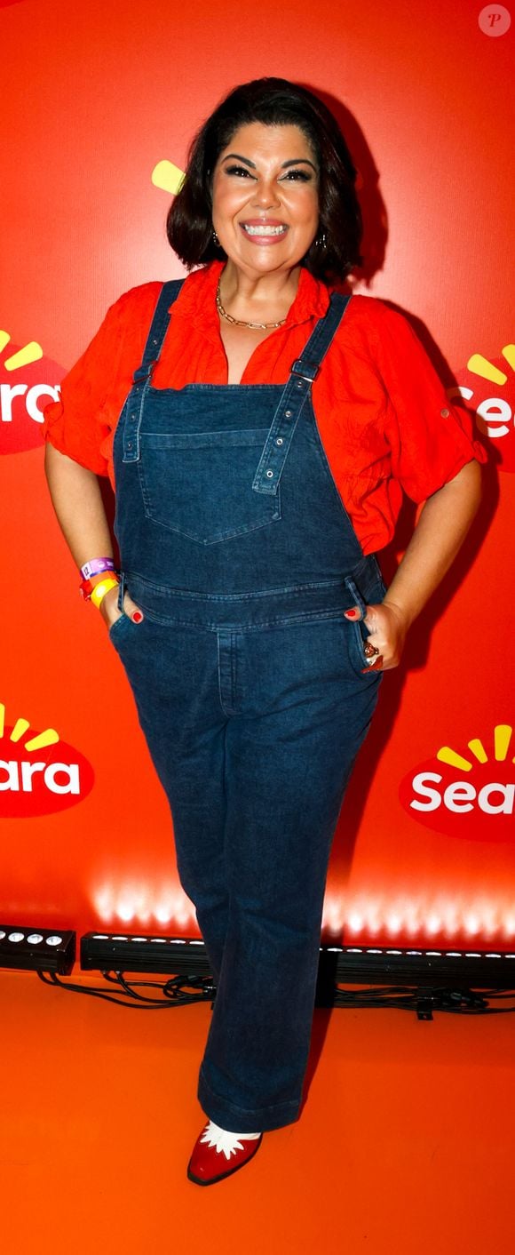 Fabiana Karla colocou um macacão superfofo jeans por cima de uma blusa vermelha para o The Town 2025