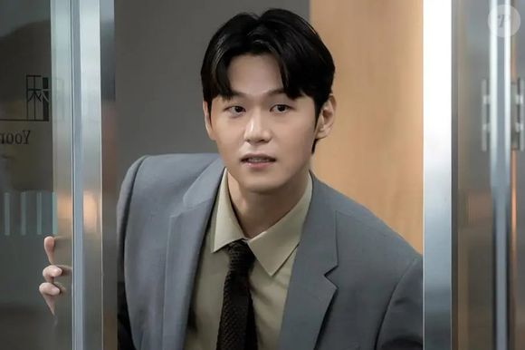 Lee Hak-joo se casou com uma jovem anônima em novembro de 2022, mas também faz mistério sobre a identidade da esposa