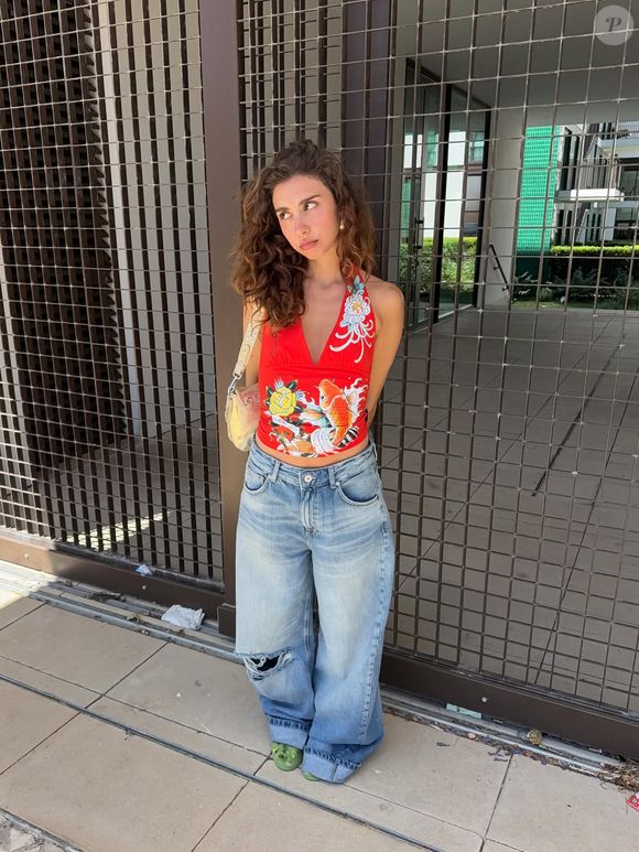 Peça que reina absoluta no guarda-roupa, a calça jeans de corte largo promete um visual incrível... pelo menos, desde que você saiba como usá-la!