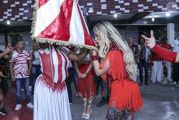 Andressa Urach volta ao Carnaval 2026 do Rio após 13 anos como musa da Porto da Pedra, que leva para a Sapucaí a história da prostituição no sábado 14 de fevereiro de 2026