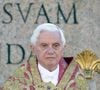 Bento XVI resgata o esplendor da tradição: com mitra dourada, estola bordada e paramentos ricos, seu pontificado reafirmou a sacralidade do cargo papal através da estética litúrgica, em oposição à sobriedade franciscana de seu sucessor.