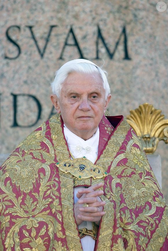 Bento XVI resgata o esplendor da tradição: com mitra dourada, estola bordada e paramentos ricos, seu pontificado reafirmou a sacralidade do cargo papal através da estética litúrgica, em oposição à sobriedade franciscana de seu sucessor.