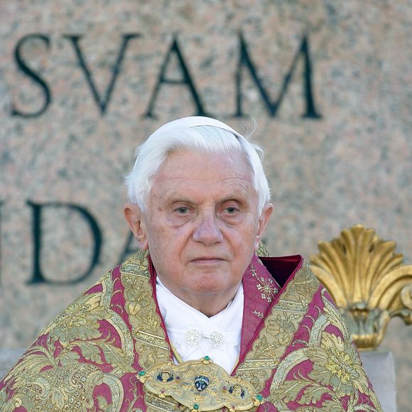 Bento XVI resgata o esplendor da tradição: com mitra dourada, estola bordada e paramentos ricos, seu pontificado reafirmou a sacralidade do cargo papal através da estética litúrgica, em oposição à sobriedade franciscana de seu sucessor.