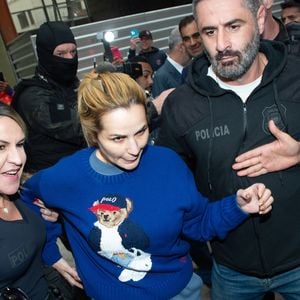 De acordo com informações da Revista Oeste, investigadores apontam que Deolane Bezerra teria recebido dezenas de transferências consideradas suspeitas, com valores que chegam a aproximadamente R$ 700 mil. O MPSP sustenta que a influenciadora teria utilizado contas pessoais e empresas ligadas a seu nome para movimentar recursos que são alvo da investigação