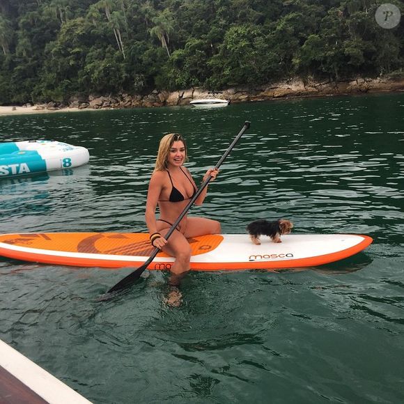 Fabíola de Andrade costuma publicar fotos usando biquíni em passeios, como esse na cor preta.