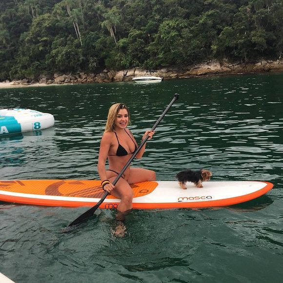 Fabíola de Andrade costuma publicar fotos usando biquíni em passeios, como esse na cor preta.