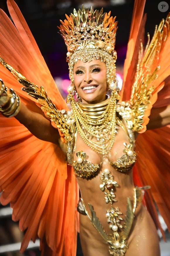 Sabrina Sato brilhou no Carnaval de São Paulo com uma fantasia criada pelo estilista Henrique Filho