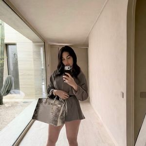 Muito antes da fama ao lado de Cristiano Ronaldo, Georgina Rodríguez trabalhava em uma loja da Gucci, em Madri. Hoje, ela é apontada como a influenciadora mais valiosa entre as WAGs da Copa do Mundo de 2026
