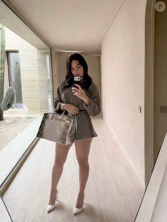 Muito antes da fama ao lado de Cristiano Ronaldo, Georgina Rodríguez trabalhava em uma loja da Gucci, em Madri. Hoje, ela é apontada como a influenciadora mais valiosa entre as WAGs da Copa do Mundo de 2026