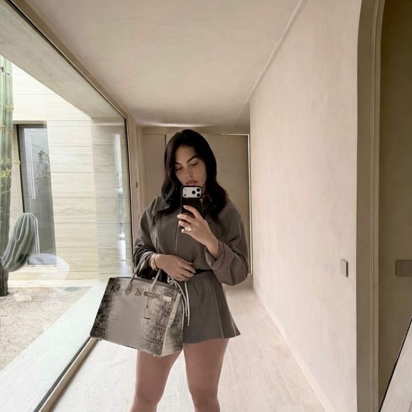 Muito antes da fama ao lado de Cristiano Ronaldo, Georgina Rodríguez trabalhava em uma loja da Gucci, em Madri. Hoje, ela é apontada como a influenciadora mais valiosa entre as WAGs da Copa do Mundo de 2026