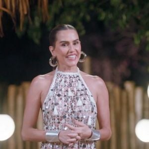 Para a primeira cerimônia das chaves, em que os participantes avaliam afinidades e tomam decisões, a apresentadora optou por um vestido longo de efeito brilhoso com costas completamente nuas.