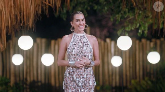 Para a primeira cerimônia das chaves, em que os participantes avaliam afinidades e tomam decisões, a apresentadora optou por um vestido longo de efeito brilhoso com costas completamente nuas.