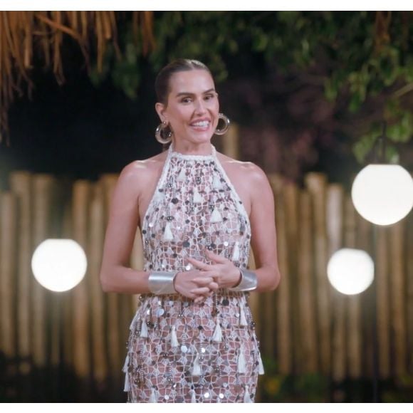 Para a primeira cerimônia das chaves, em que os participantes avaliam afinidades e tomam decisões, a apresentadora optou por um vestido longo de efeito brilhoso com costas completamente nuas.