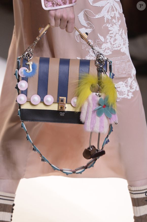 Desfiles de moda mostraram bolsas com pingentes descolados pendurados