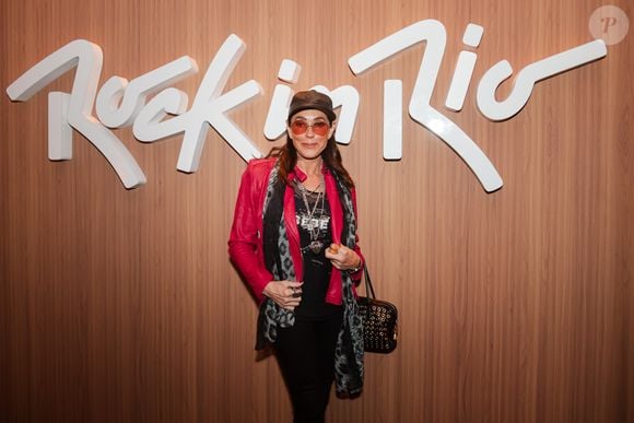 Christiane Torloni levou cor e personalidade ao festival com jaqueta de couro vermelha, animal print, chapéu e uma produção marcada pela estética 'boho-rock'