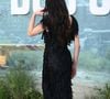 Conhecida como "barefoot sandal", ou "sandália descalça", a criação da Chanel escolhida por Margaret Qualley provoca um efeito curioso: vista de frente, a peça cria a impressão de que a atriz está simplesmente descalça