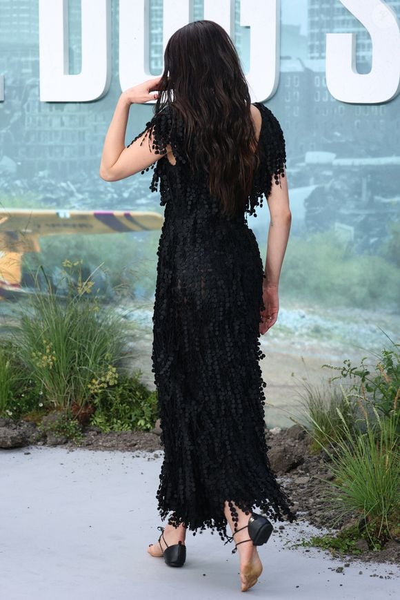 Conhecida como "barefoot sandal", ou "sandália descalça", a criação da Chanel escolhida por Margaret Qualley provoca um efeito curioso: vista de frente, a peça cria a impressão de que a atriz está simplesmente descalça