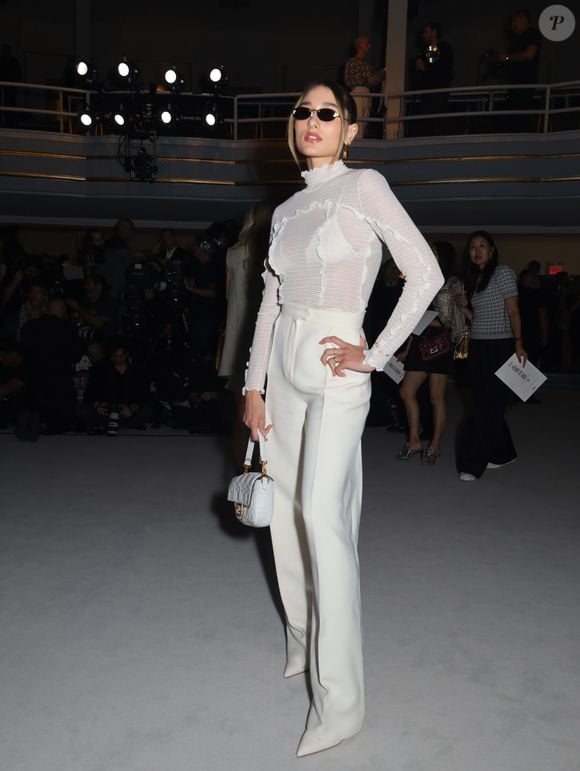 A bolsa baguete é um dos destaques da semana de moda de Nova York: Sasha Meneghel apareceu usando esse acessório para assistir desfile da Fendi