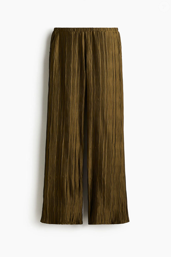 O tecido enrugado e a modelagem ampla fazem desta calça uma das opções mais estilosas para produções casuais chic nesta temporada. A peça pode ser encontrada por R$ 169,90 no e-commerce oficial da H&M