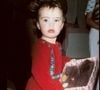 Nascida em 1975, essa menina de vestido vermelho se afastou da TV há 15 anos, mas faz sucesso até hoje. Reconhece?