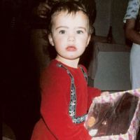 Nascida em 1975, essa menina de vestido vermelho não imaginava que seria famosa, mas sumiu da TV ‘sem olhar para trás’; hoje tem vida longe dos holofotes. Reconhece?