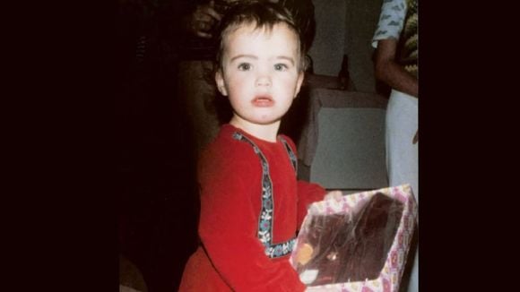 Nascida em 1975, essa menina de vestido vermelho não imaginava que seria famosa, mas sumiu da TV ‘sem olhar para trás’; hoje tem vida longe dos holofotes. Reconhece?