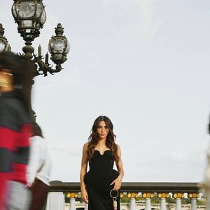Com um acessório inédito, Jade complementa o look de forma aspiracional: um bracelete banhado a ouro e que segue uma tendência global que transforma itens de consumo em símbolo fashionista, incorporando o Supreme Oil Nutri Rosé